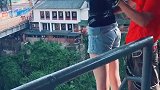最近这个小姐姐蹦极火了，这回眸一笑，真的迷死我了！