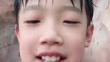 孩子吐槽小姨进游泳圈方式