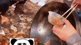 男子和朋友野炊发生意外，只能吃地上的饭