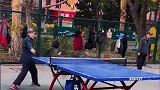 老太太公园打乒乓球，享受运动带来的快乐