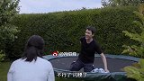 冯绍峰看到边上有个蹦床，竟秒变“三岁”蹦了起来，下一秒尴尬