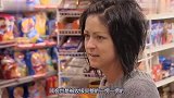 国外爆笑恶作剧，付款时收银员突然变成了人质路人发生了什么