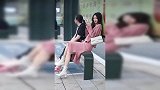街拍：粉色外套搭配粉色包臀裙，气质优雅女神范儿十足