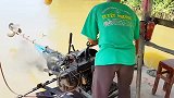 越南摆渡艄公的中国产柴油机