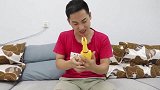 小伙在家无聊，竟然和“玩具鸡”干起了架，结局太搞笑了