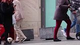 街头恶搞，身手矫健的老人街头狂秀高超足球技术，路人：太秀了吧