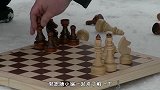 俄罗斯人有多强悍？68岁老太在冰水中下棋，对手冻走一波又一波