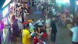 老人散步时发病晕倒，百余米长街30秒腾出救援通道
