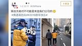 网友偶遇蒋劲夫，身穿黄色羽绒服头戴黑色鸭舌帽十分低调
