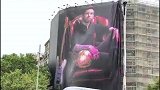 巴塞罗那街头出线梅西巨幅海报 球迷为看海报发生交通事故