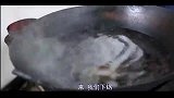 苗大姐第一次吃马肉，老板教的朋友是否正确，汤肉一泡嗦嗦吃