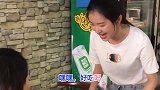 爆笑瞬间：帮个忙却被揍，美女欲哭无泪，笑到肚子疼