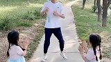 相差12岁的哥哥，第一次表演给妹妹，展示自己独创的舞蹈