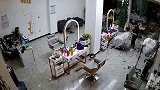 地震突然来袭,正剃头发大哥瞬间就懵了