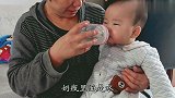 纯母乳宝宝第一次用奶瓶，把宝宝激动的直撅小嘴，好奇宝宝真欢乐
