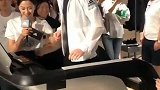 邓伦出席活动，仔细观察他的小眼神，戴手套的小姐姐你们认识吗