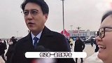 靳东人民大会堂前合影，被记者包围叔圈顶流，连忙小跑低调站一侧
