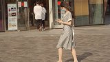 秋季寒意渐浓，爱美的女生依然青睐长裙连衣裙，搭配高跟短靴超好