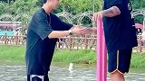 小伙体验水上飞人，硬生生把空中项目玩成水中项目