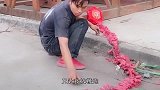 后面的小姐姐真够坏的，这一幕给我差点笑坏了！