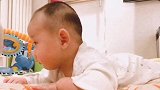 小宝宝躺在床上，接下来的表情居然这么萌，简直太可爱了！