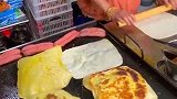 实拍街边老板做鸡蛋灌饼，一下搞定这么多，这技术太强悍！