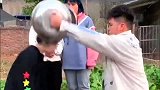 年轻人不讲武德，用锅盖耍美女玩，太搞笑了