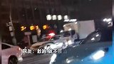 民警拦停保时捷多次喊话司机下车，其拒不配合，并冲撞警车强行驾车驶离