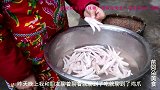苗大姐二斤鸡爪泡来吃，再来个蔬菜，鸡爪小骨不吐骨