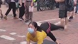 街头看到的美女，这柔韧性没得说，缩骨功练的够登峰造极了！