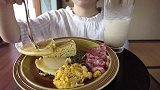 美女试吃美式松饼配糖浆、煎培根、欧式炒蛋、咖啡