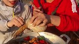 兄妹俩吃象拔蚌