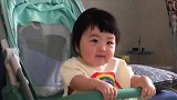萌娃坐在婴儿车里，还摇摆起来了