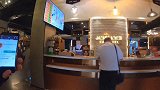 外卖哥送餐到酒店敲门，结果客人开门一脸懵逼：我没点外卖啊！