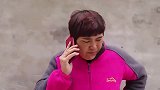 农村姑娘外出打工，让弟弟在家照顾傻娘，没想母亲受尽委屈