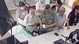 90岁年迈退伍老兵办完业务后，缓缓起身向民警敬礼致谢，民警立即起身回礼
