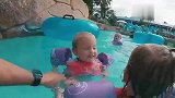 太爽了！五胞胎顺水漂下,响起一阵阵欢乐的尖叫声
