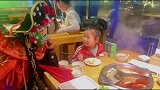 北京小姑娘在吃火锅，来了个变脸的大哥，看把小姑娘吓得