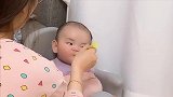 妈妈喂小宝宝吃辅食，结果宝宝“瞪”妈妈的表情萌翻了！