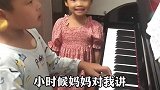 哥哥弹奏妹妹歌唱，兄妹俩的倾情演绎
