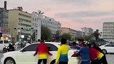 大爷大妈为了跳舞，欲合力将轿车推开引热议
