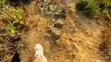 男子下山脚下一滑，直接坐了一个屁股墩，网友：差点把前面的绊倒