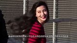 Baby把机场当T台，穿毛衣戴毛绒帽：别拍，我穿错衣服了！