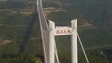 航拍云南省龙江大桥，桥面高度280米，为建造者和设计者点赞！