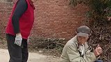 大妈看见老伴在抽烟，气得抄起树枝一顿打