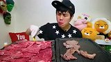 韩国花猪小哥吃一桌子的雪花牛肉，烤的油滋滋，真过瘾！