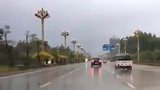 近段时间雨水较多，道路湿滑，开车上路须十分谨慎