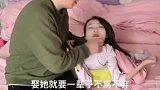 男子细心无怨无悔照顾残疾妻子第七年，网友：羡慕有这么好丈夫