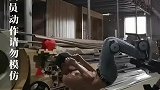 男子悬空腹肌还能站人