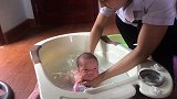 快满月的小宝宝洗澡好可爱啊！洗得肯定很舒服吧